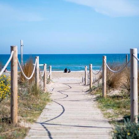 شقة New Beside Sitges With Pool Beside Beach فيلانوفا إي لا خيلترا المظهر الخارجي الصورة