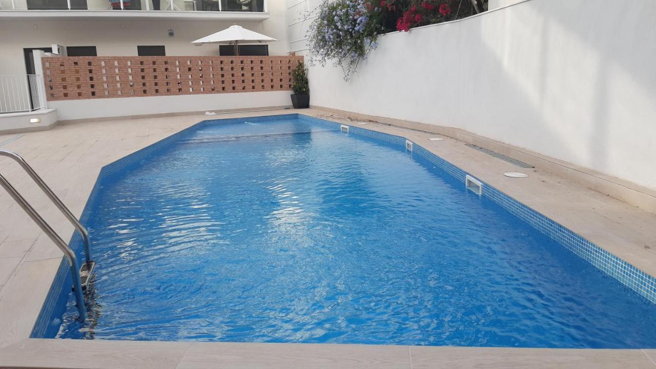 شقة New Beside Sitges With Pool Beside Beach فيلانوفا إي لا خيلترا المظهر الخارجي الصورة